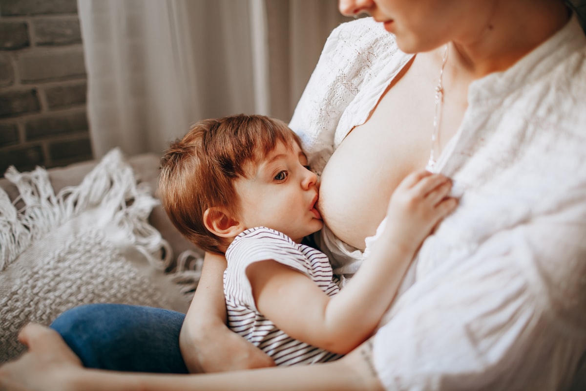 Femme enceinte savourant un repas sain